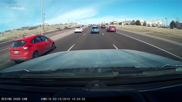 Ces lignes électriques tombent sur les voitures roulant sur la route !