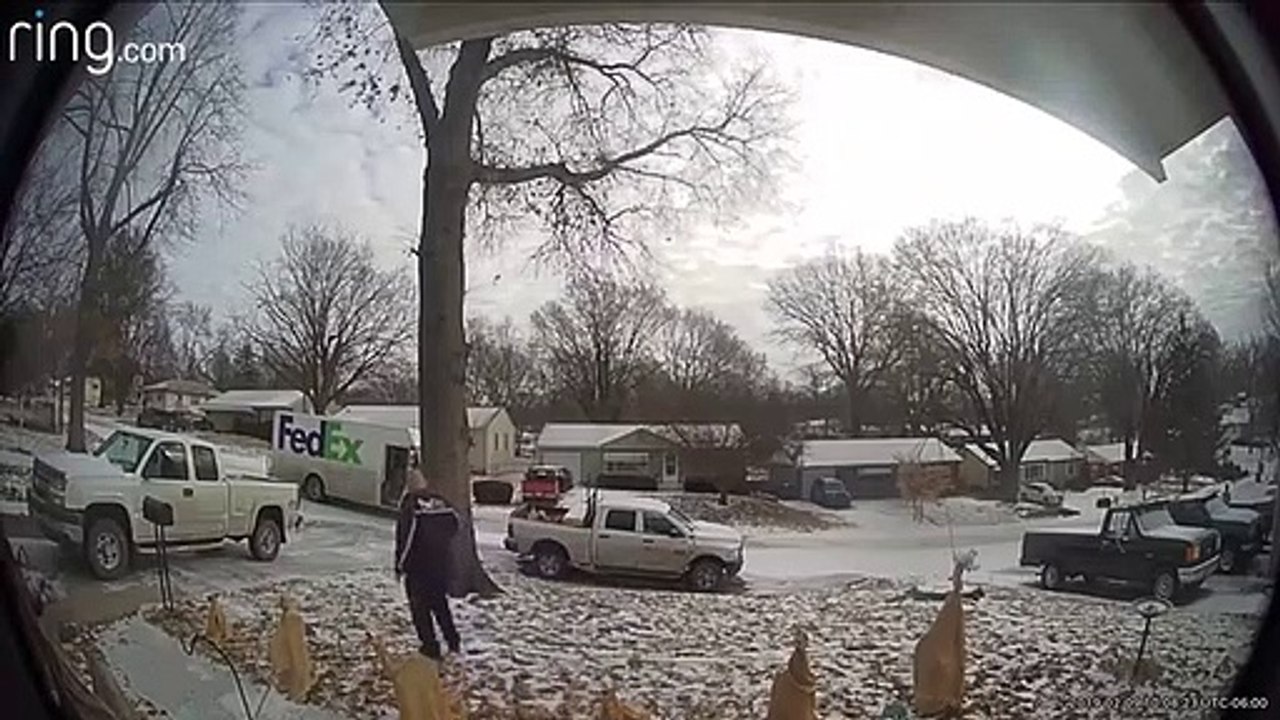 Ce livreur est bien décidé à ne prendre aucun risque sur le verglas... Trop drôle