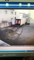Petit problème lors de la livraison de carcasses de porcs (Fail)