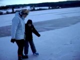 patinage sur le lac gelé