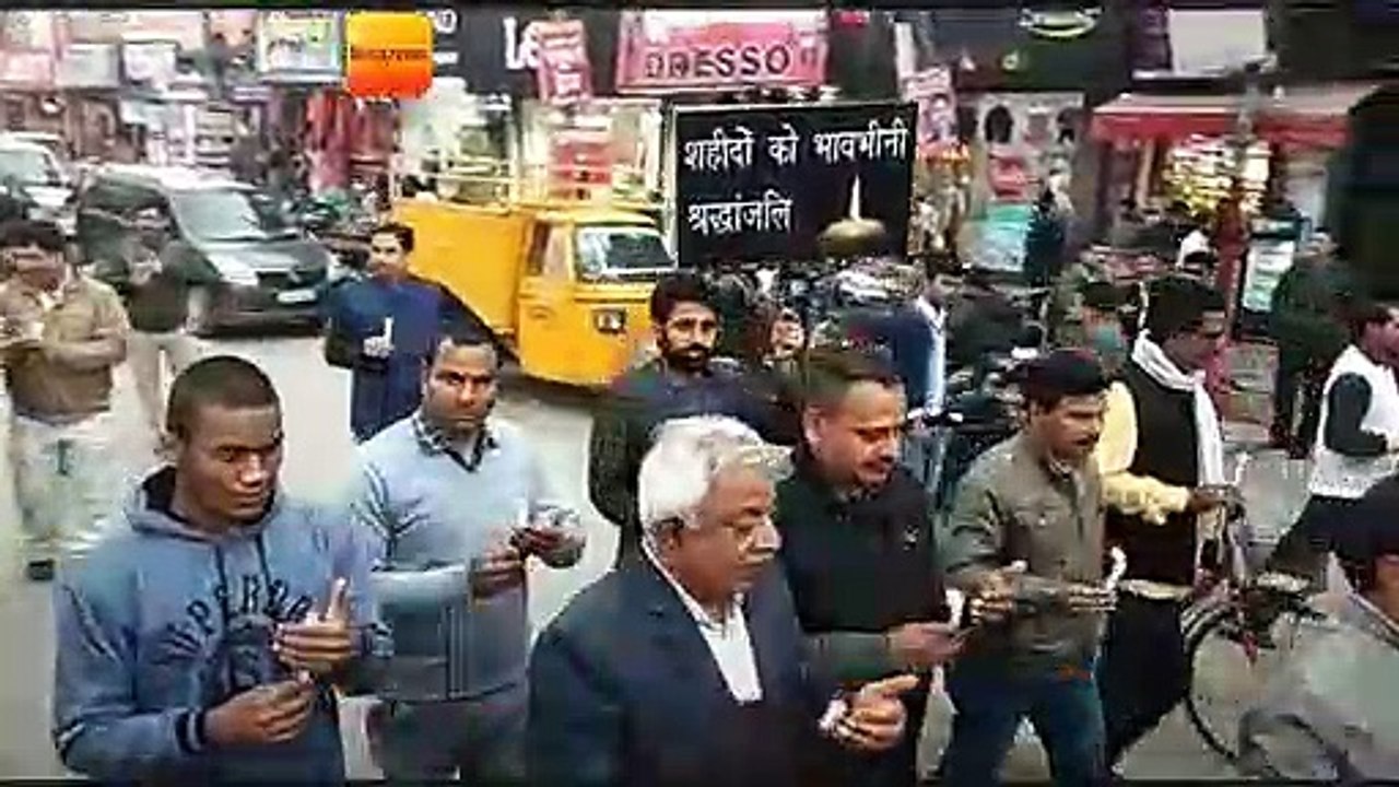 हाथों में ‘लौ, दिलों में गुस्सा लिए सड़क पर उमड़े गोरखपुर के लोग