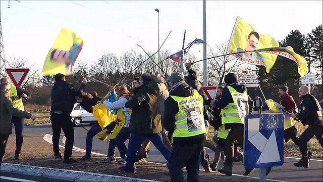 Bagarre avec des militants et marcheurs Kurdes à Guémar (Alsace)