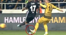 Beşiktaş - Malatyaspor Maçında Cüneyt Çakır, VAR'a Bakıp Adem Büyük'e Kırmızı Kart Gösterdi