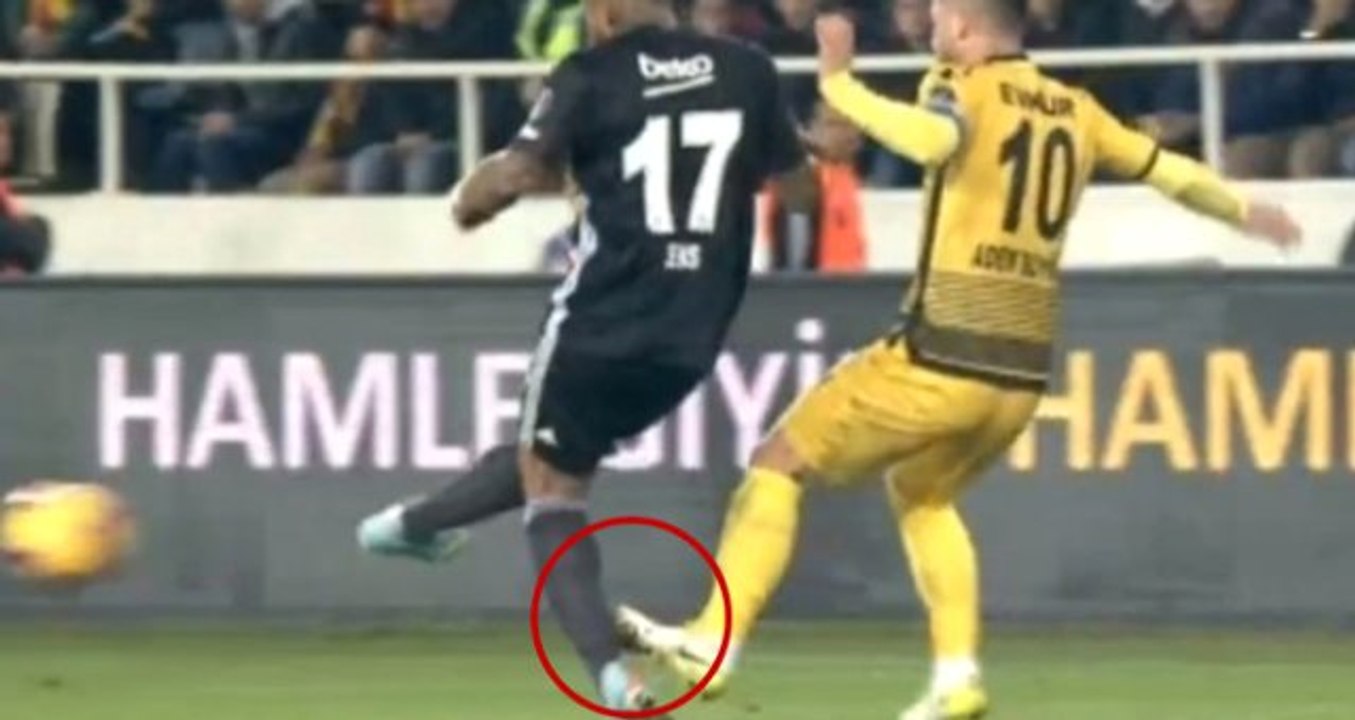 Beşiktaş - Malatyaspor Maçında Cüneyt Çakır, VAR'a Bakıp Adem Büyük'e Kırmızı Kart Gösterdi
