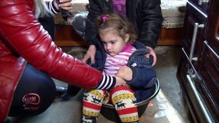 Ora News - U dogj në tenxheren me qumësht të valuar, motra tregon tmerrin që përjetoi