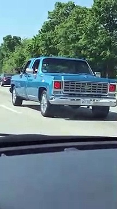 Une voiture pick-up avec deux capots avant