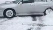 Cette fille s'amuse à faire des dérapages sur la neige avec sa voiture