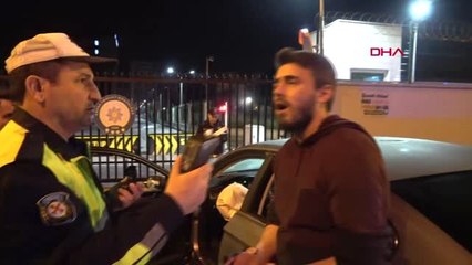 Adana - Polisten Kaçtı, Emniyetin Kapısına Çarptı 3 Yaralı