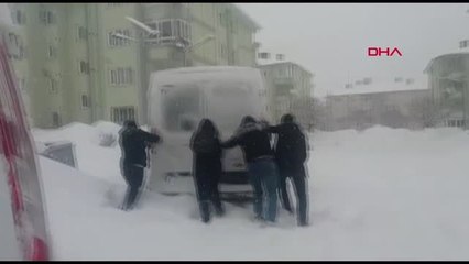 Bingöl Kara Saplanan Aracı Öğretmenler İterek Çıkardı