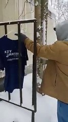 En Michigan, EEUU, hace tanto frío que la ropa se congela y el agua caliente ...