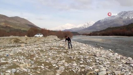 Suyun Biriktirdiği Ağaç Dallarından Sanat Eseri Çıkarıyor