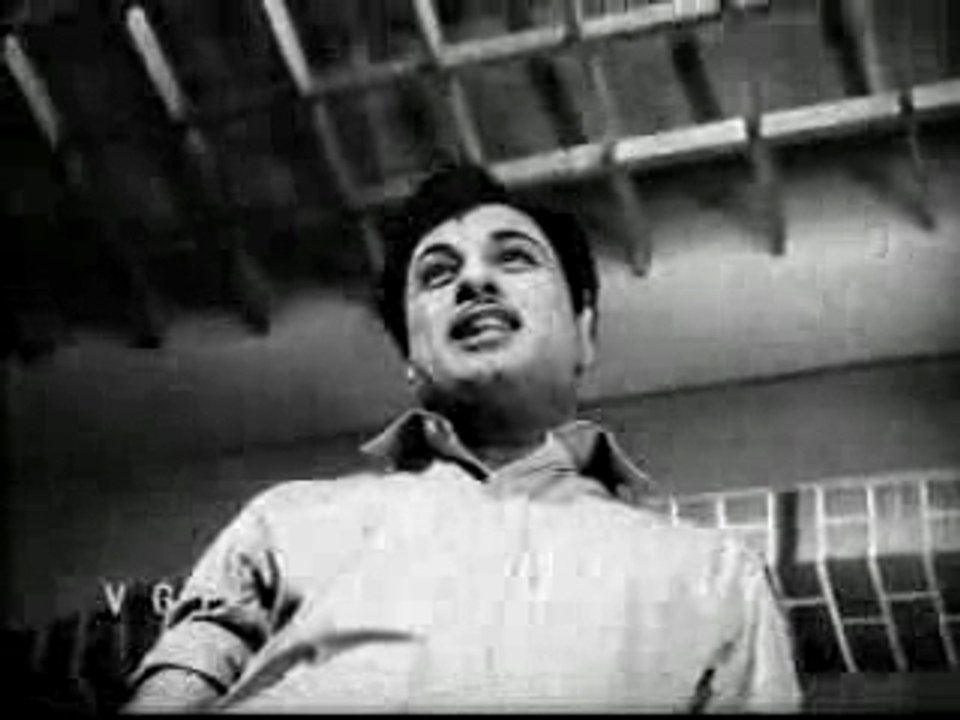 Moondreluthil En Moochirukkum - MGR