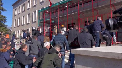 Report TV - 15 të arrestuar për protestën e 16 shkurtit, në pranga dhe Florenc Hoxha