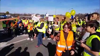 Saint-Avold : les femmes des gilets jaunes, les "Amajaunes", chantent la Marseillaise