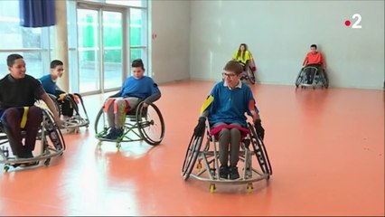Quand des collégiens découvrent le rugby en fauteuil roulant