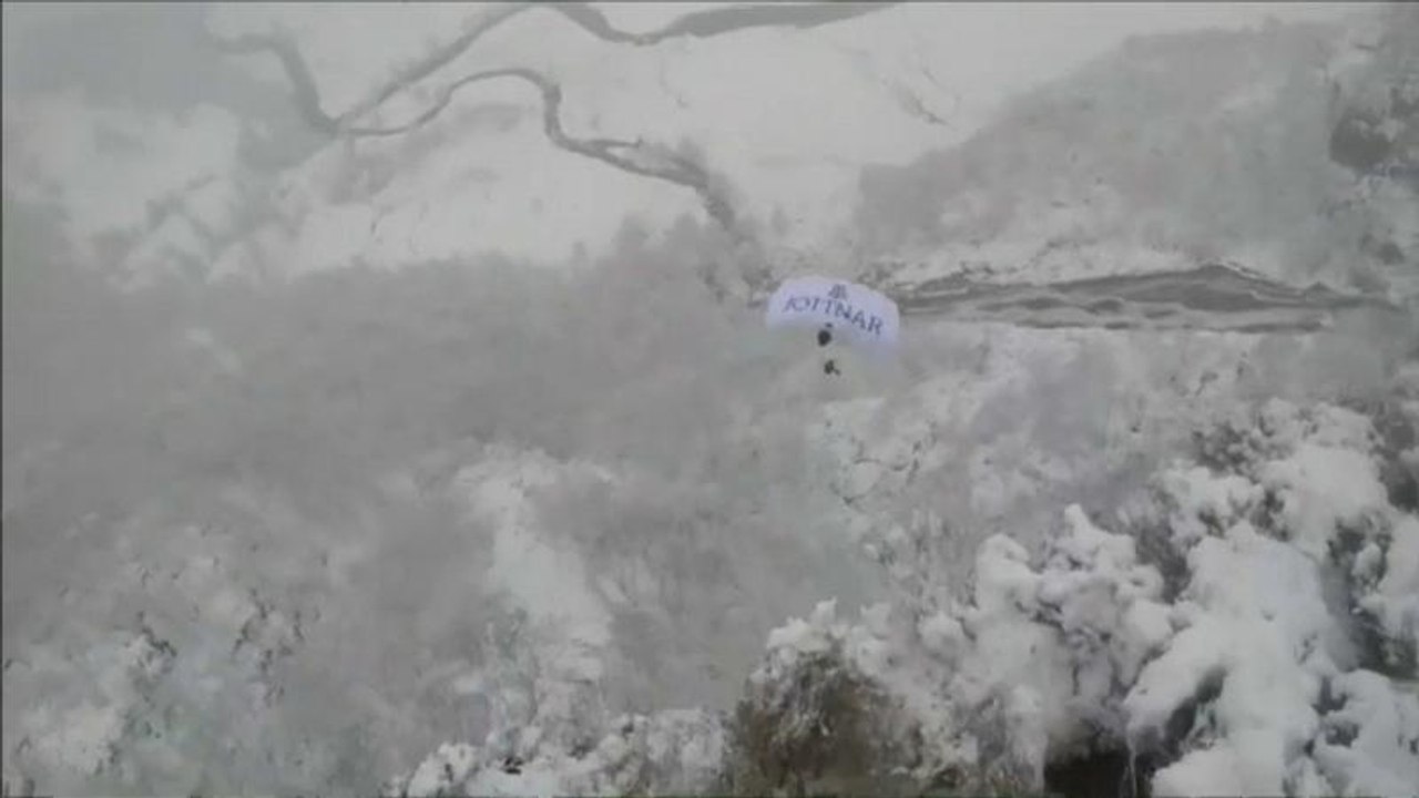 Basejumping in Schottland und mehr 'No Comment Highlights' der Woche