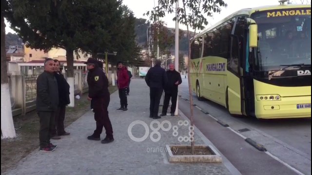 Ora News - Protesta , beratasit gati që në orët e para të mëngjesit për t'u nisur drejt Tiranës