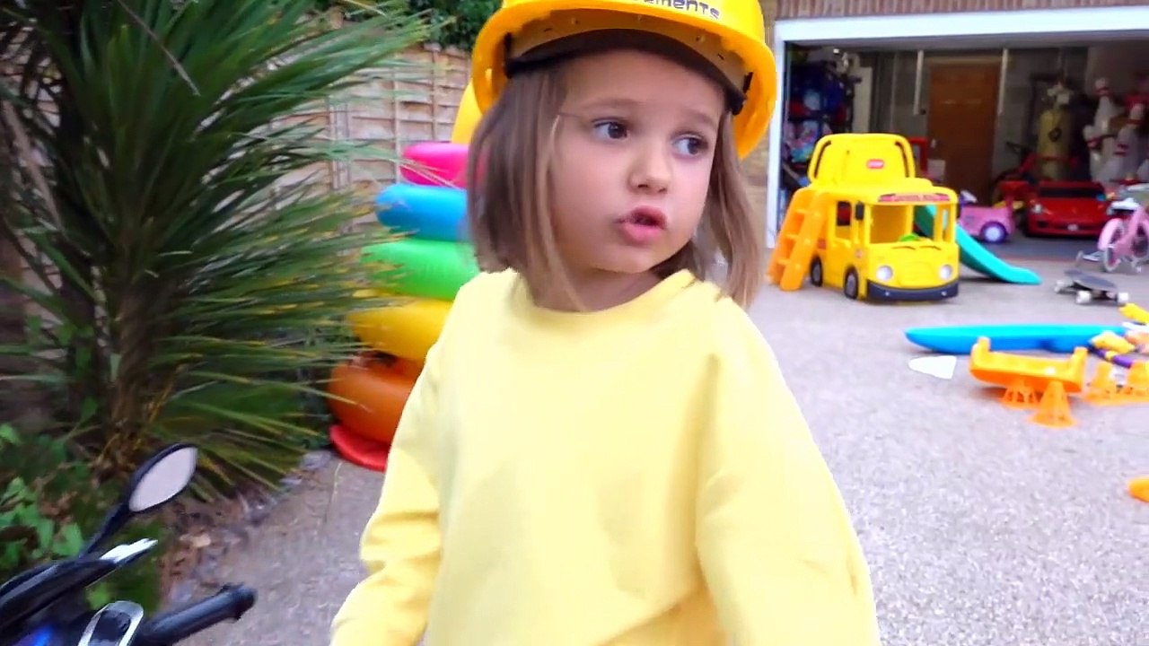 الاطفال الخرقاء أطفال صعب ألعاب طفل مضحك الحوادث - أمي صدمت! | | طفل رضيع د | حب الاطفال أطفال مضحك ضد شبح - جوني جوني أغاني الحضانة قافية وتعلم الألوان للأطفال - جوني جوني القوافي تعلم الألوان مع عائلة Gombal كاندي أطفال فنجر الأسرة  Katy and Max #2