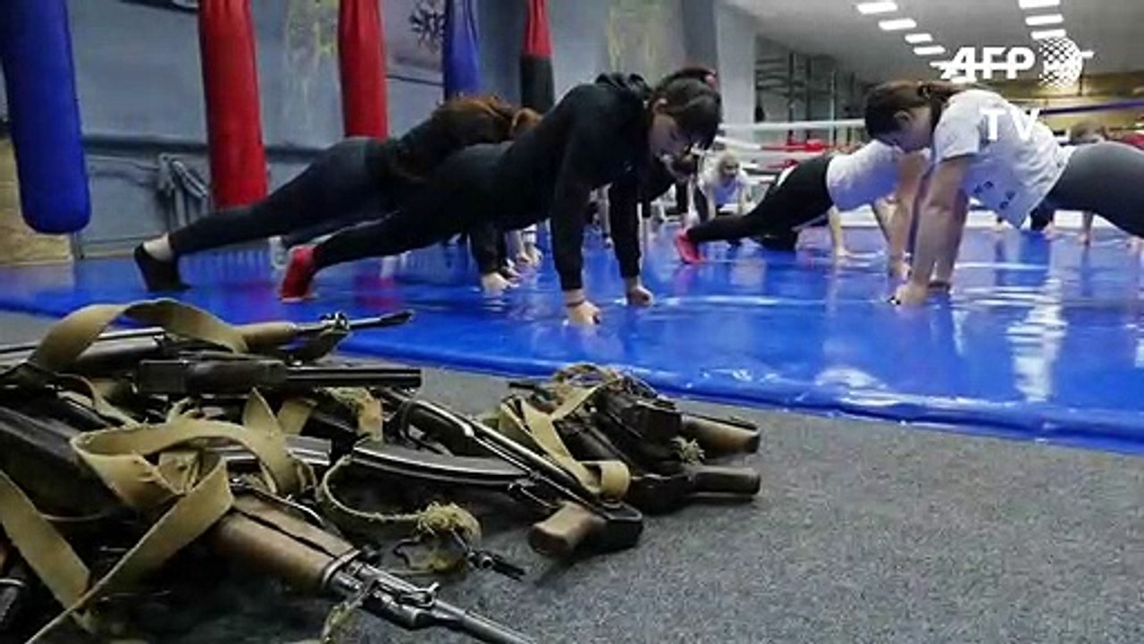 Kalaschnikows im Frauen-Fitnessstudio