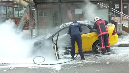 Başkentte Otobüs Durağına Çarpan Taksi Yandı