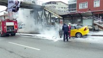 Başkentte otobüs durağına çarpan taksi yandı