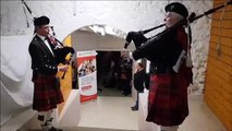 Bagpipers et lancer de chapeau pour les diplômés 