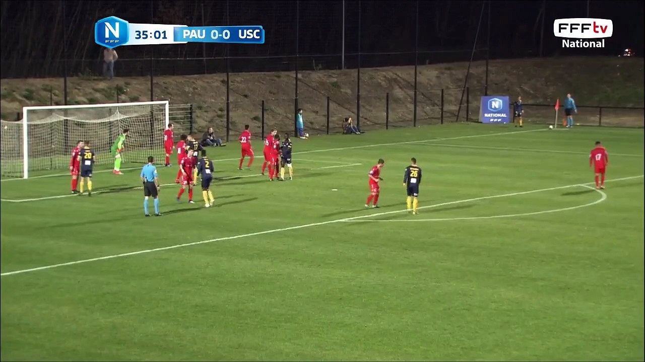 La tête de BURY est directement dans les bras d'Enzo.