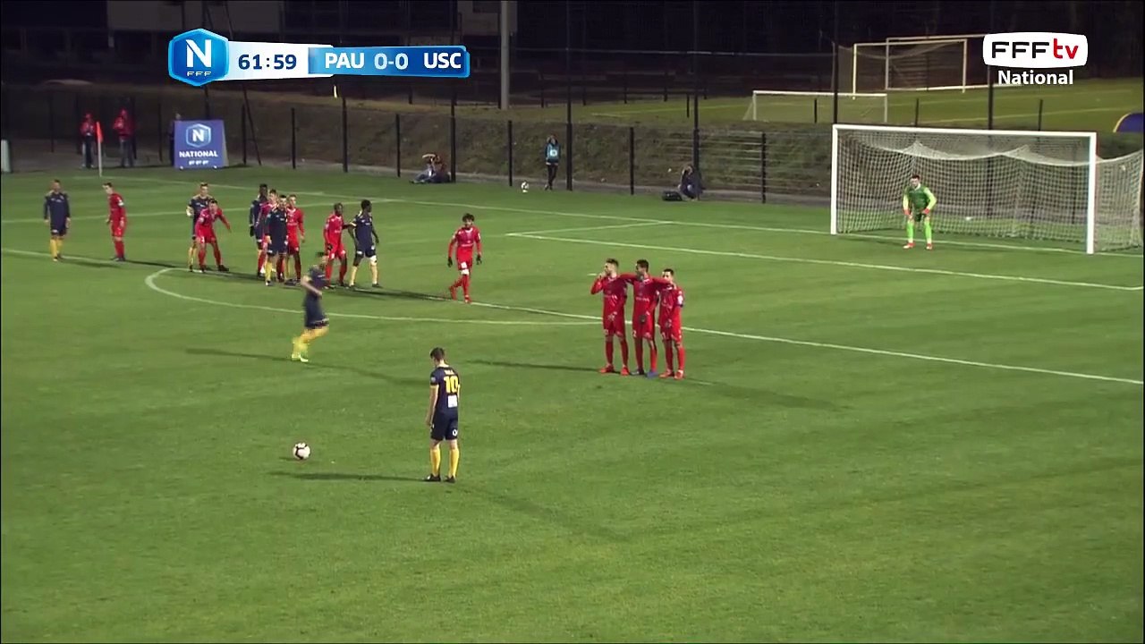 Coup franc bien frappé par THILL mais la tête de GUEYE manque le cadre.