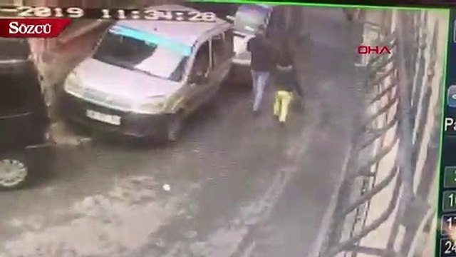 Beyoğlu'nda sokak ortasında kadına dayak kamerada