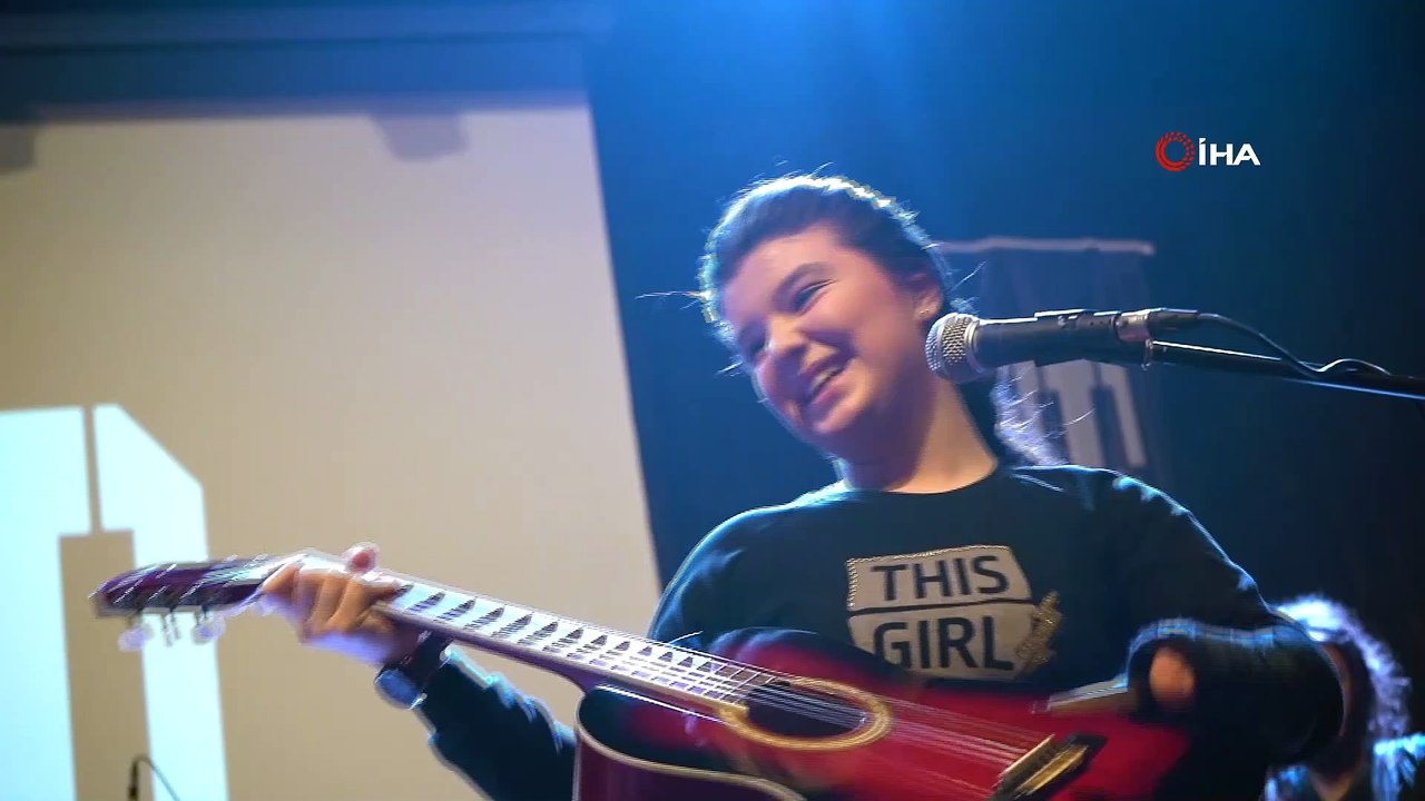 Tek eliyle gitar çalan Nuriye salonu salladı