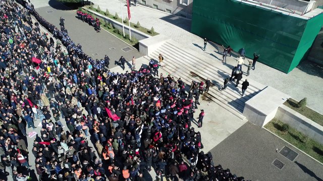 Protestuesit sulmojnë sërish kryeministrinë, pamje me dron - Top Channel Albania - News - Lajme