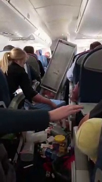 De violentes turbulences obligent un avion à se poser d'urgence pour soigner des blessés