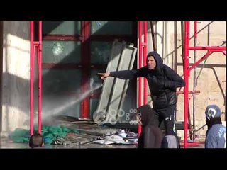 Ora News - Momenti kur protestuesit thyejnë xhamat, nga brenda i kundërpërgjigjen me ujë me presion