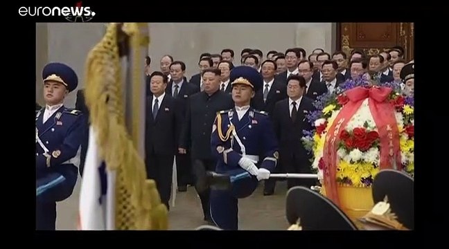 شاهد: الزعيم الكوري يحيي الذكرى 77 لمولد والده كيم جونغ إيل