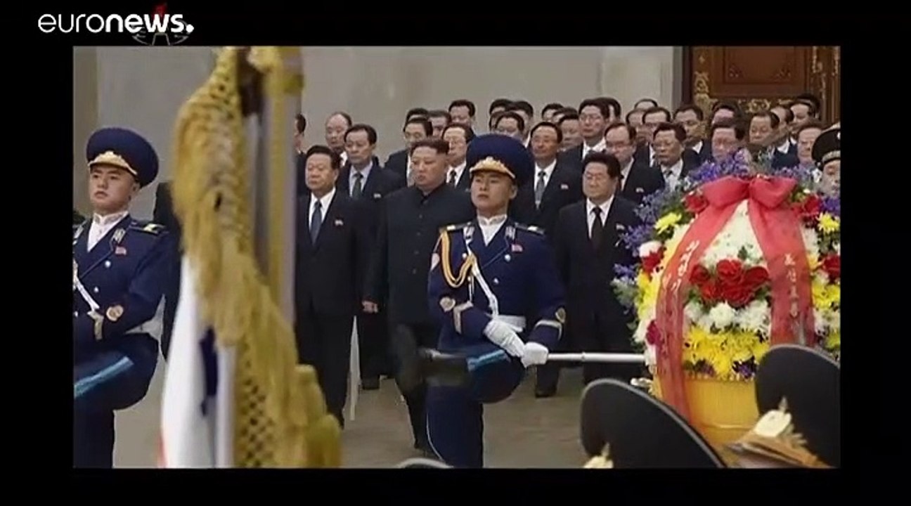 شاهد: الزعيم الكوري يحيي الذكرى 77 لمولد والده كيم جونغ إيل