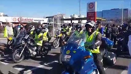 Gilets jaunes à Bourg: les manifestants se dirigent vers la préfecture