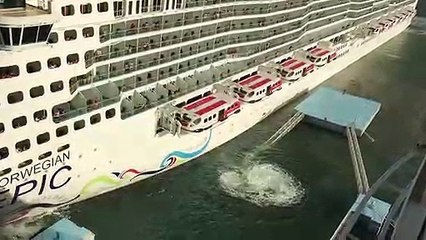 Un navire coule deux plateformes damarrage dans un port