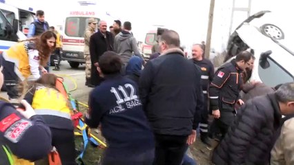 Video herunterladen: Hafif ticari araç şarampole devrildi: 1 ölü, 3 yaralı - IĞDIR