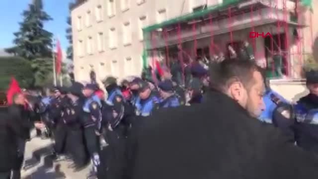Dha Dış - Tiran'da Başbakanlık Önünde Hükumet Protestosuna Gazlı Müdahale
