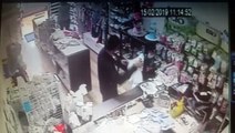 Câmeras de segurança flagram homem levando celular de loja no Bairro Neva