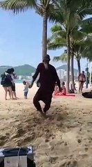 Un homme danse sur la plage