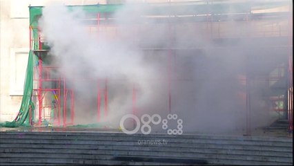 Ora News - Ndizet zjarr pranë skelave në hyrje të kryeministrisë