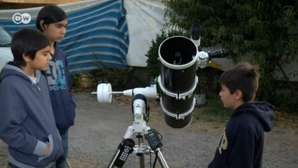 Şilili öğrenci sınıf arkadaşlarına astronomi öğretiyor