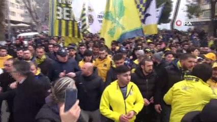 Fenerbahçeli taraftarlar TFF’ye tepki için yürüdü