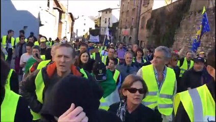 Ambiance dans le cortège des gilets jaunes de Besançon