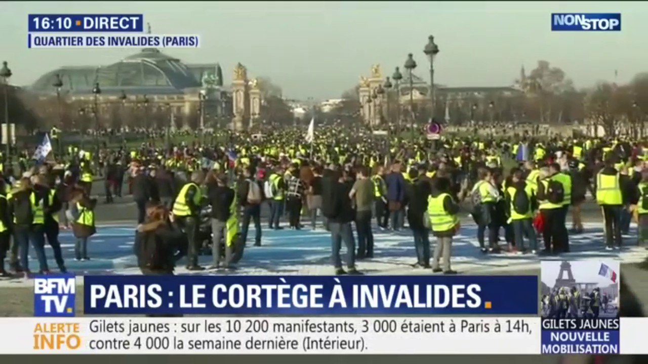 Gilets jaunes: le cortège parisien est arrivé aux Invalides, le pont Alexandre III bloqué