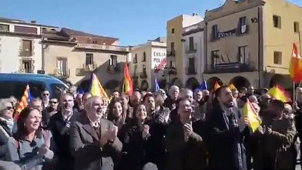 Arrimadas en el pueblo de Puigdemont