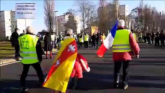 Les gilets jaunes de Thionville bloquent momentanément le rond-point du Géric