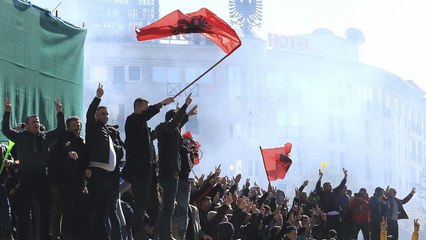 Video herunterladen: Manifestantes exigem demissão do primeiro-ministro albanês