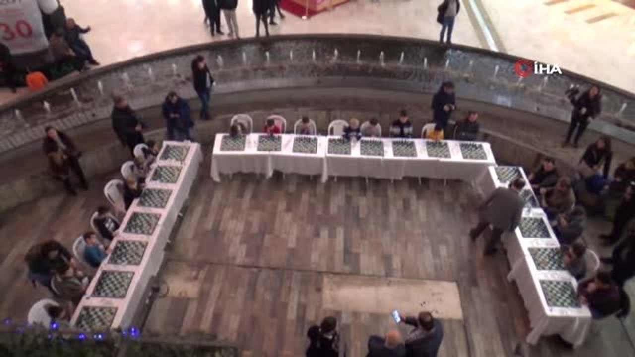 Dünyaca Ünlü Satranç Ustası Bir Anda 20 Kişiyle...